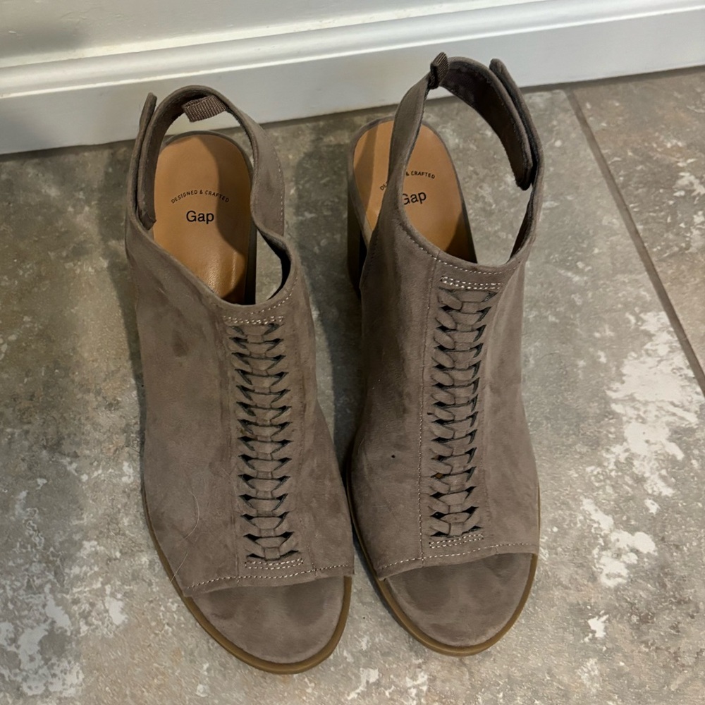 Gap platform sandals size 9